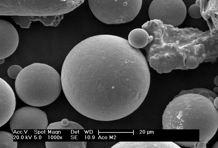 b) Micrografia obtida por MEV, com aspecto esférico do pó de aço rápido AISI M2. a b Figura 4.