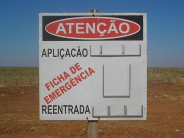 SINALIZAÇÃO DE ADVERTÊNCIA EM ÁREA DE APLICAÇÃO DE AGROTÓXICOS a) É vedado o trabalho em áreas recém-tratadas, antes do término do intervalo de reentrada estabelecido nos rótulos dos produtos, salvo