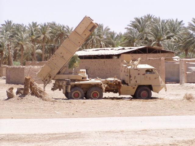 Astros II Iraquiano inutilizado e casulos de lançamentos capturados pelas tropas americanas no Iraque. (Fotos: Militaryphotos.