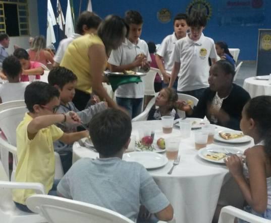 OS CLUBES EM AÇÃO Rotary Club Piumhi O Rota Kids de Piumhi realizou uma festa de fim de ano para as