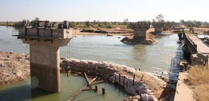 Âmbito dos trabalhos Construção de pilares apoiados em estacas num rio com corrente forte Construção, colocação e