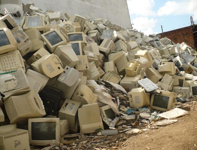 Lixo de TI gera trabalho e renda em Porto Alegre Empresa estoca cerca de 10 mil monitores CRT.