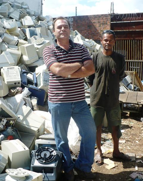Marco (à esquerda) e Rafael (à direita). Hoje, Rafael mora com sua mãe em Viamão e recebe um salário em torno de R$ 800,00, além de transporte e cesta-básica. Acho bom trabalhar aqui.