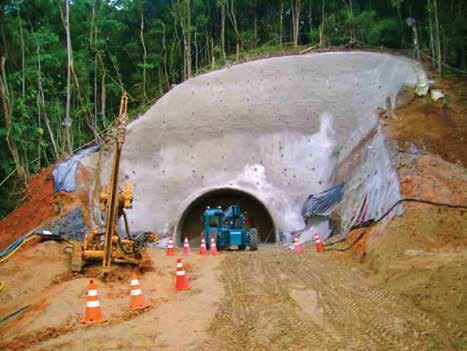 convencional (NATM) e 4.916m escavados por tuneladora (1ª TBM em rocha do Brasil).