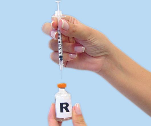 Vire o frasco e puxe o êmbolo lentamente e aspire quantidade de insulina R prescrita. 8 Retorne o frasco para a posição inicial e retire a agulha lentamente.
