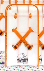 - Braçadeiras em poliamida tipo T50R - Fivelas em aço inox AISI 304L - Fitas em poliester de 45 mm de largura nas cores: laranja, amarelo e preto.