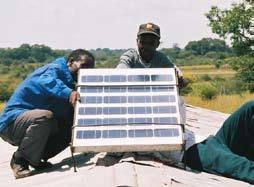 6. Assegure e proteja as fontes locais de terra e de água. Procure terra arável à qual possa ser dado um uso produtivo. Instalando um painel solar no telhado de uma escola na Zâmbia.