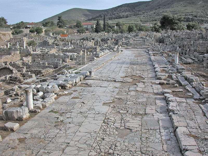 O templo de Afrodite tinha sede na Acrópole, uma montanha Temple of Augustus com mais de 560 metros de altura, na parte mais alta da cidade.