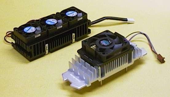 Os modelos novos têm um conector menor, que deve ser ligado na placa de CPU. Desta forma a placa pode controlar a rotação do ventilador. Figura 3.