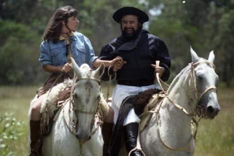 Na década de 1990 voltou-se para outras manifestações musicais tradicionais brasileiras, lançando em 1999 o CD Forronerão, ao lado do grupo Brasas do Forró, unindo o folclore brasileiro de um extremo