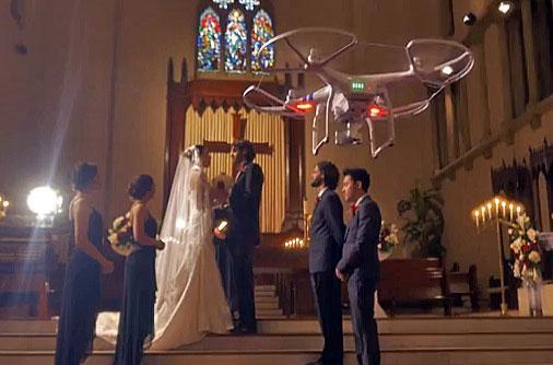 Alguns fotógrafos de casamento defendem os Drones alegando que fazem uma foto panorâmica da Igreja e Festa In-crível!! Sei.