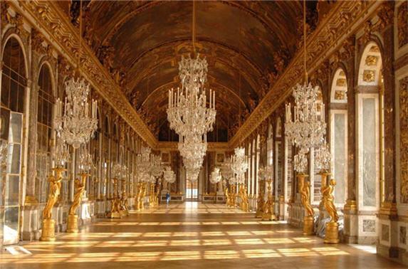 Decorado por Charles Le Brun, o espetacular Salão dos Espelhos do Palácio de