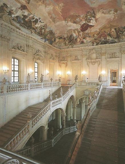 A magnífica escada e os espaços que a circundam, do Palácio de Würzburg, na Alemanha, foram desenhados por Neumann em