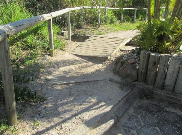 As limitações presentes na Praia Mole para pessoas com deficiência são: ausência de sinalização urbana e turística; ausência de rampas de acesso a praia; ausência de caminhos para deslocamento na