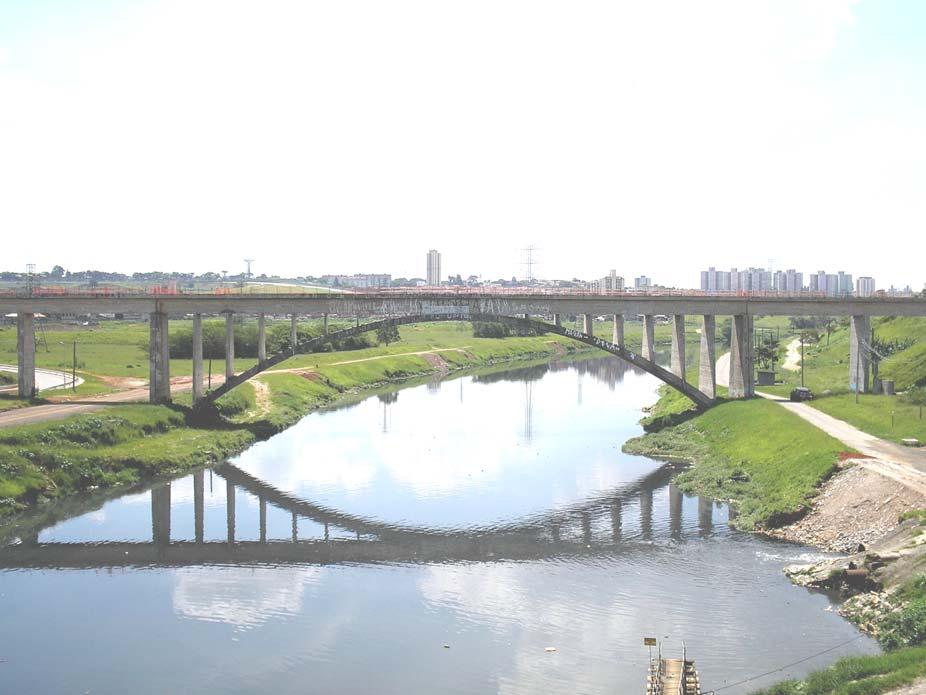 18 pág. 18/27 Ponte em arco de concreto As pontes em arco permitem pontes ferroviárias de vãos médios a grandes.