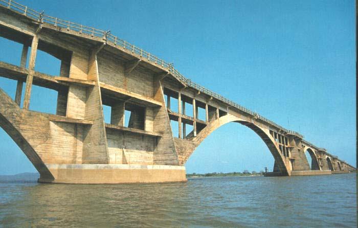20 pág. 20/27 Rio Paraguai Divisa Brasil Bolívia Arco de concreto As pontes em arco permitem pontes ferroviárias de grandes vãos.