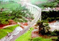 23 pág. 23/27 Ponte curva - Força centrífuga Nas pontes ferroviárias em curva as forças centrífugas são grandes.