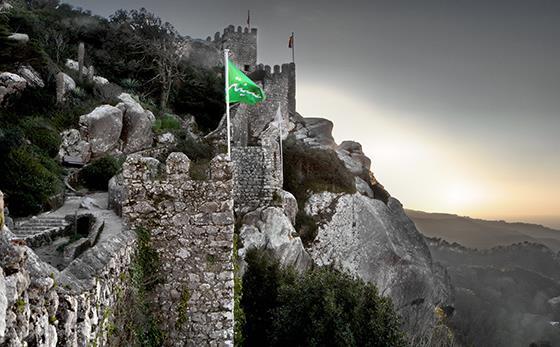 Figura 26 - Castelo dos Mouros (Fonte: Parques de Sintra) Com a conquista e consequente domínio muçulmano sobre Sintra nasceu o que é hoje conhecido como Castelo dos Mouros, cujo formato sofreu