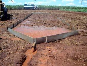 Vista geral de parcelas para quantificação de perdas de solo, água, matéria orgânica e nutrientes por erosão hídrica, em três condições de sistemas de preparo do solo, no cultivo de cana-de-açúcar.