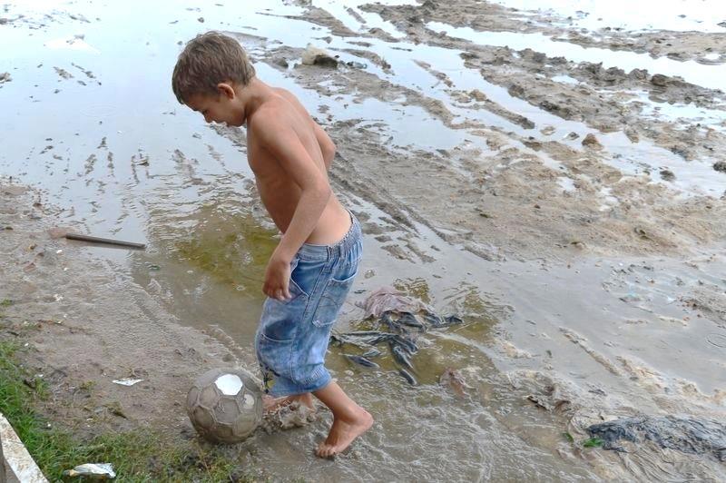 QUESTÃO 6 EDUCAÇÃO FÍSICA Na frente da Unidade de Pronto Atendimento (UPA) da cidade de São Lourenço da Mata, Região Metropolitana do Recife, um campinho de terra se apresenta, cercado por um riacho