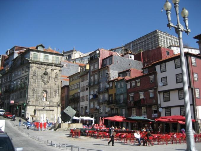 MEMÓRIA DESCRITIVA E JUSTIFICATIVA LOCALIZAÇÃO DA OBRA Neste projecto é proposta a conexão entre a praça da Ribeira, no Porto, e a praça Sandeman, em Vila Nova de Gaia.