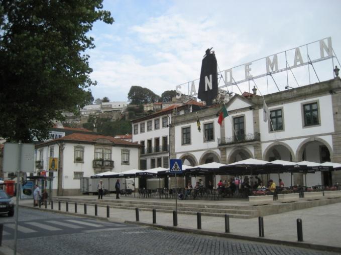 1 e 2 Praça da Ribeira e praça Sandeman A praça da Ribeira, também apelidada de praça do Cubo devido à escultura em forma de cubo que possui, além de ponto de atracção turística é também um