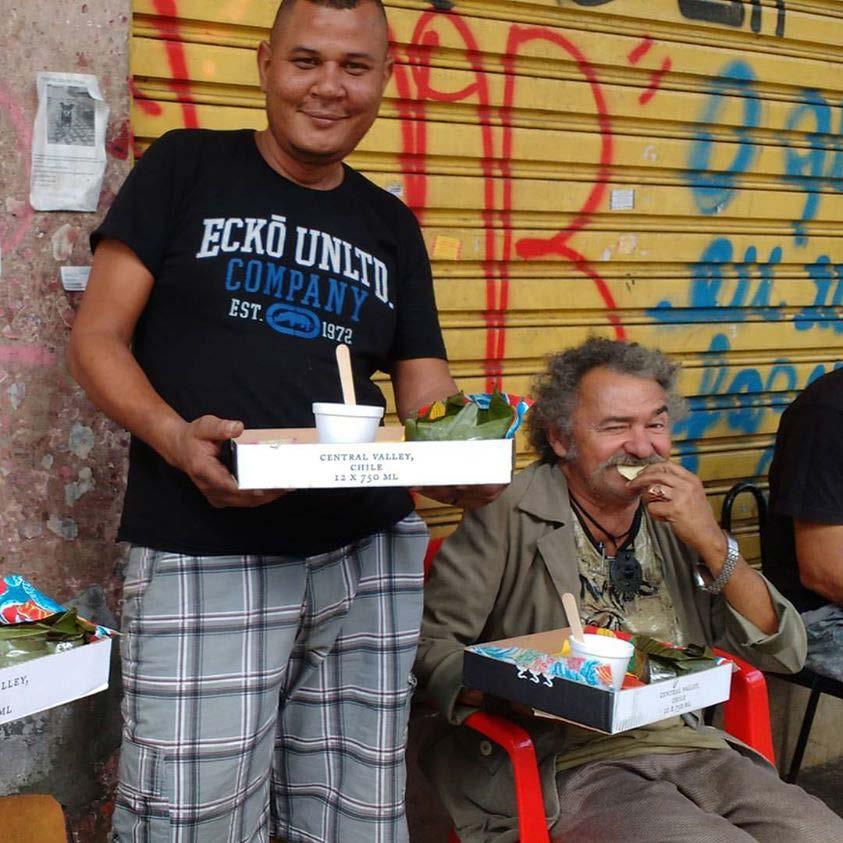 this first set was served in an open indoor sarau, where people were invited to buy tupinabentôs (in a freely secret price-yourself-and-pay basis) to