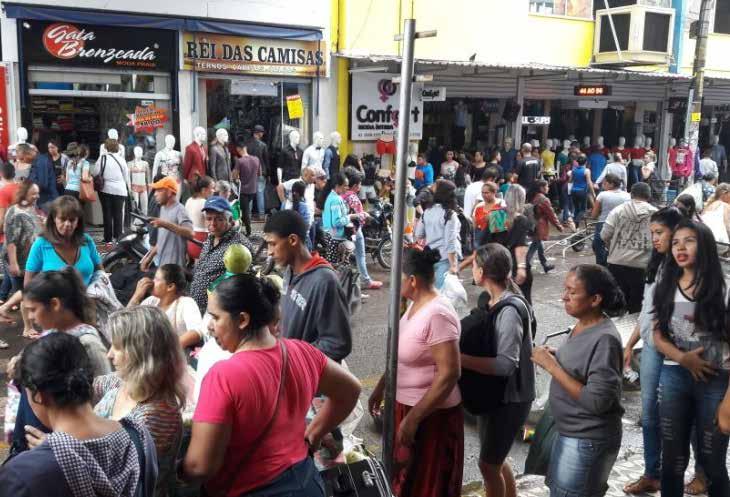 Goiânia, 17 de Dezembro de 2017 cotidiano 5 Vitrine quebrada provoca correria e pânico na Rua 44 Colombiana suspeita de iniciar tumulto espancada Redação Centenas de pessoas que faziam compras ontem