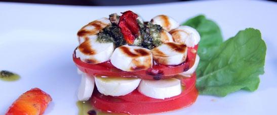 almoço E JANTAR ENTRADA: Caprese - Tomates, Mussarela de bufala, Tomate Seco e Molho Pesto.