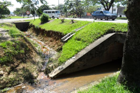 O local da pista principal hoje existente seria escavado, rebaixando o greide ao nível das ruas laterais já existentes, para implantação da circulação entre a porção norte e