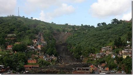 Neles, o lixo é coberto com material inerte como terra ou argila. Mas não há impermeabilização do solo, tratamento de chorume ou captação dos gases gerados.