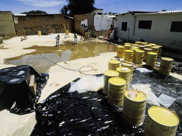 Acidente em Goiânia A produção mundial de resíduos radioativos por usinas nucleares é de cerca de 9.000 toneladas por ano.