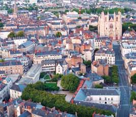 Visitas com guia local em aris, Caen, Rennes, Carnac, Vannes, Nantes, conforme o itinerário. Café da manhã diário, 6 almoços e 6 jantares. asseio de barco pelo Rio Sena (2 horas) com almoço a bordo.