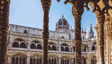 Visita à cidade, percorrendo as margens do rio em frente às famosas adegas, a catedral, Igreja de São Francisco, o palácio da Bolsa, entre outros monumentos importantes.