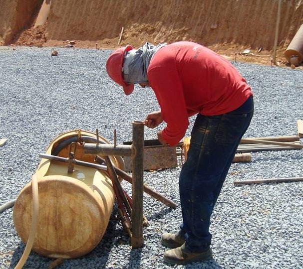 Caso ocorram critérios de paralisação antes da profundidade estimada para atendimento do projeto, a sondagem deve ser deslocada, no mínimo duas vezes para posições diametralmente opostas, a 2 m da