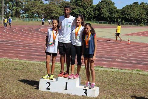 - Após uma visita às exposições ao Centro da Caixa Cultural, o medalhista olímpico Robson Caetano esteve com as crianças do Projeto Clube dos