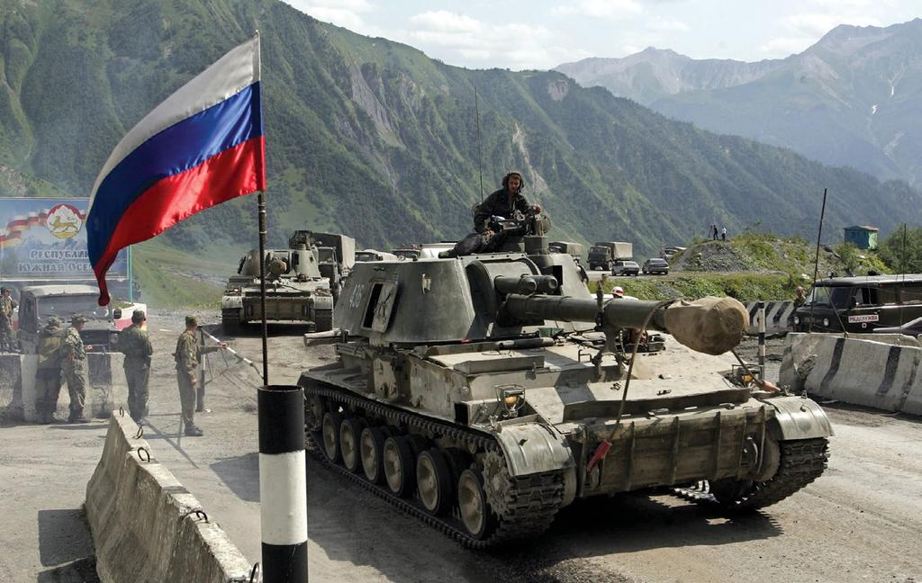 RELAÇÕES RUSSAS (Getty Images) Grande número de blindados russos entrando na Geórgia durante o conflito de 2008, como parte da força que desferiu um golpe devastador à ambição do