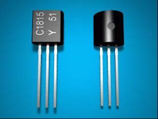 Segunda Geração Transistor (1955 1965) Popularizou se na década de 1950; Responsável pela revolução da eletrônica na década de 1960. Muito usados em amplificadores e interruptores de sinais elétricos.