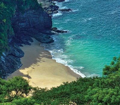 São 33 praias distribuídas em mais de 100 km de costa, com vegetação de Mata Atlântica preservada e opções de lazer para todos os gostos.