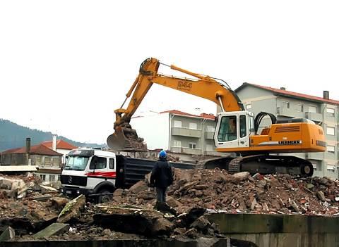 Resíduos de Construção e ( RCD s ) Demolição Definição Resíduo proveniente de obras de construção, reconstrução,