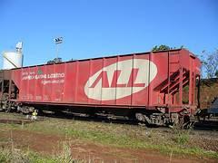 2: Locomotiva modelo G12 e vagão tipo hopper Fonte: ANTF, 2009 Também foram medidas as velocidades dos trens, utilizando-se estacas de madeira posicionadas em uma distância conhecida e com o auxílio