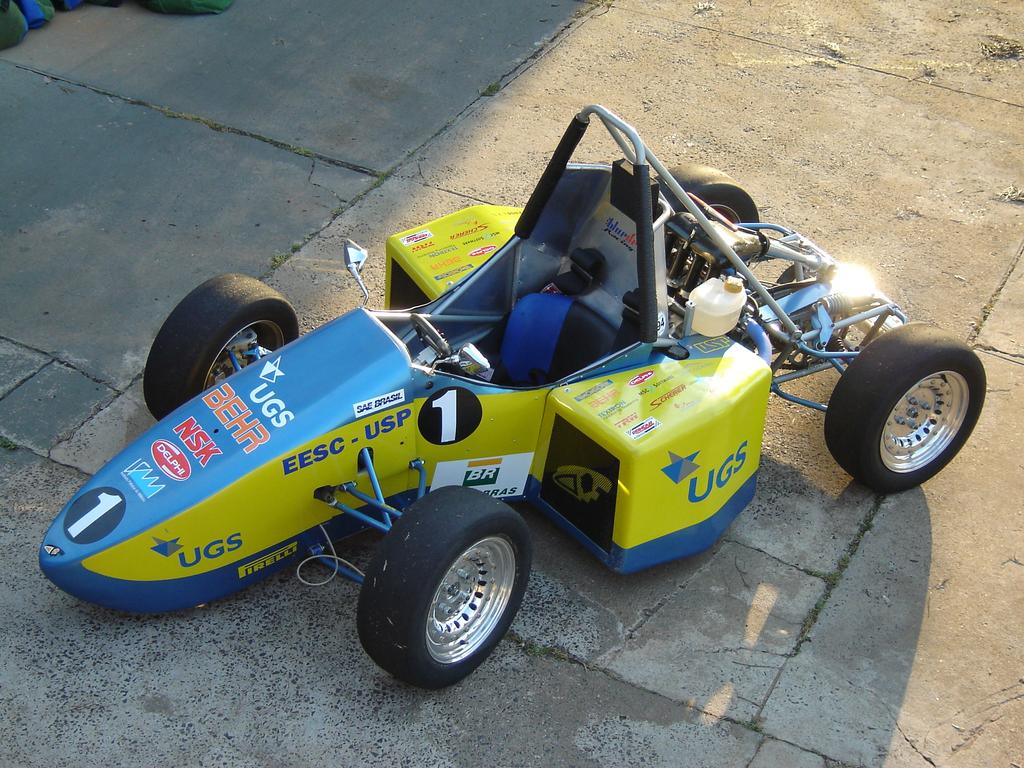 1 1 INTRODUÇÃO Este trabalho foi baseado no carro do tipo Fórmula E2-M, construído pela Equipe EESC-USP de Fórmula SAE para a II Competição SAE BRASILPETROBRÁS de Fórmula SAE, como pode ser visto na