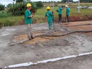 8 Figura 9 Concretagem da laje do pavimento superior Devido ao comprimento da obra, foi necessária a construção de uma junta de dilatação (figura 10) nos pilares, vigas e laje, a