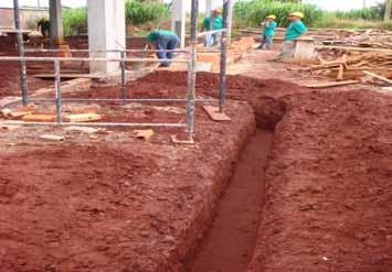 a escavação para a instalação sanitária e os cortes nas paredes para a água fria (figuras 21 e 22).