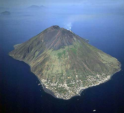 e erupções violentas (Vesúvio e Krakatoa); Liberação de gases; Terremotos; Expulsão de piroclastos; Derramamento de
