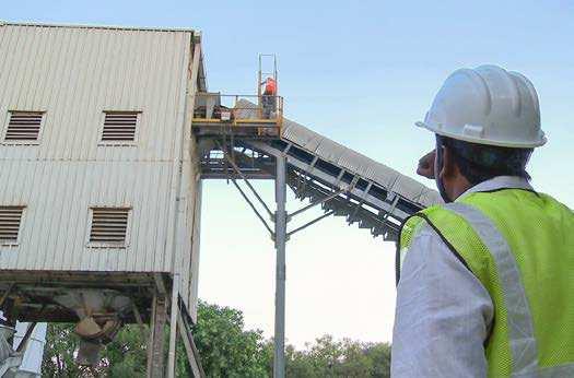 Ponto de lubrificação atrás de proteções de segurança As gaiolas e as proteções de segurança são utilizadas por um motivo: proteger os trabalhadores e as demais