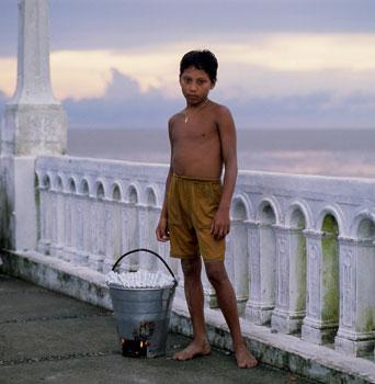 BRAGA, LUIZ.. Vendedor de Amendoins, 1990. Cibachrome a partir de cromo de 35 mm.