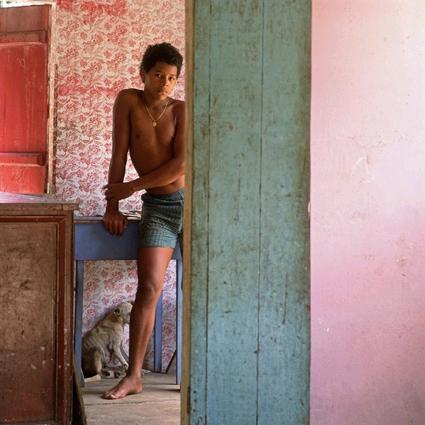 BRAGA, LUIZ. Rapaz e cão em Carananduba, 1990.