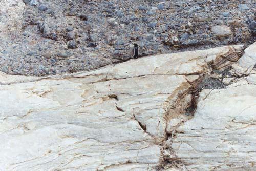 vulcano-sedimentar e uma rocha metamórfica e/ou ígnea.