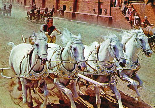 3) (UERJ) Na famosa cena da corrida de bigas no filme Ben-Hur, cada biga era puxada por 4 cavalos idênticos. Suponha que a tração de cada biga fosse feita apenas por 2 desses cavalos.